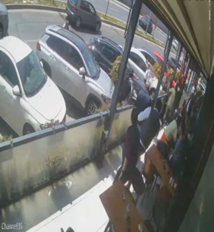 BEYLİKDÜZÜ RESTAURANTTA YAŞANAN PANİK ANLARI GÜVENLİK KAMERASINA YANSIDI