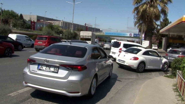 İSTANBUL’DA DEPREM NEDENİYLE EVE GİREMEYEN VATANDAŞLAR AKARYAKIT İSTASYONLARINA AKIN ETTİ
