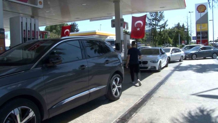 İSTANBUL’DA DEPREM NEDENİYLE EVE GİREMEYEN VATANDAŞLAR AKARYAKIT İSTASYONLARINA AKIN ETTİ