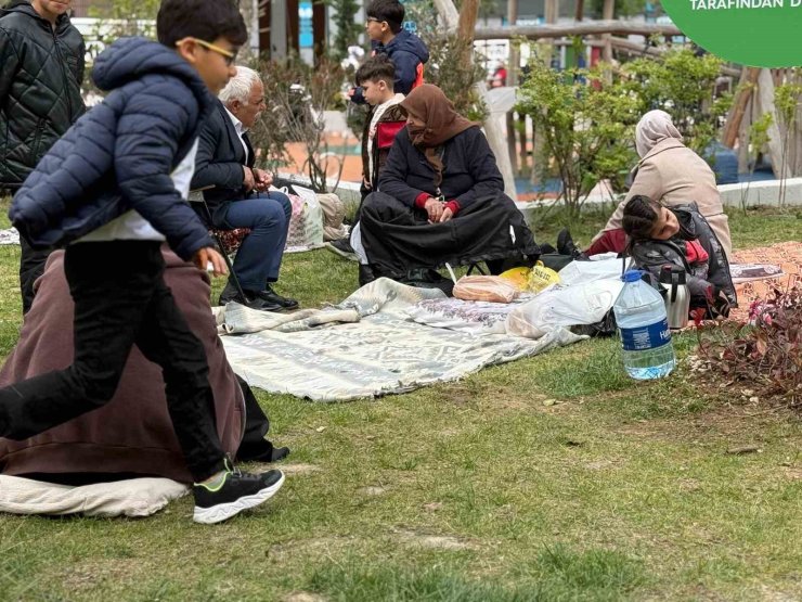 DEPREM SONRASI KENDİNİ SOKAĞA ATAN VATANDAŞLAR PARKLARA VE BOŞ ALANLARA AKIN ETTİ