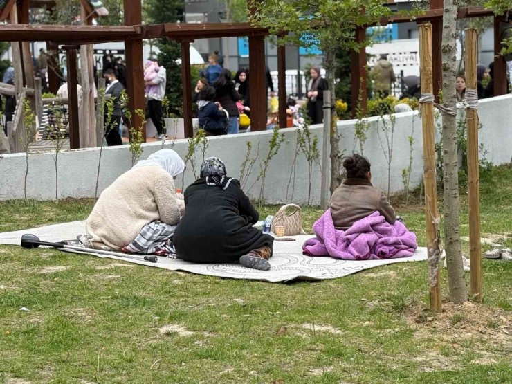 DEPREM SONRASI KENDİNİ SOKAĞA ATAN VATANDAŞLAR PARKLARA VE BOŞ ALANLARA AKIN ETTİ