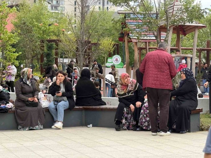 DEPREM SONRASI KENDİNİ SOKAĞA ATAN VATANDAŞLAR PARKLARA VE BOŞ ALANLARA AKIN ETTİ