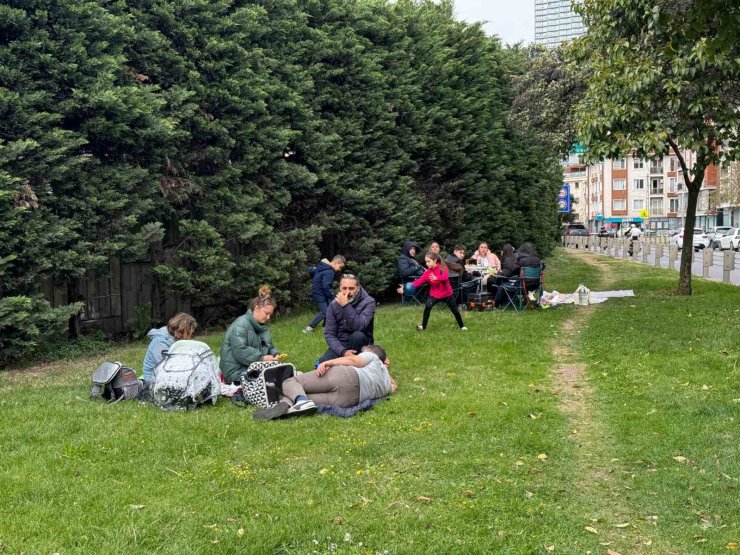 DEPREMİN ARDINDAN VATANDAŞLAR PARK VE BAHÇELERİ DOLDURDU