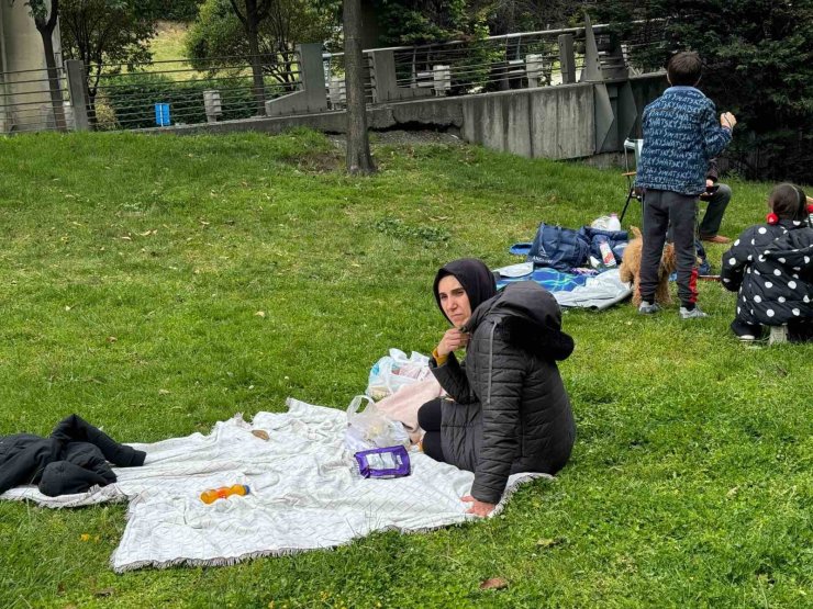 DEPREMİN ARDINDAN VATANDAŞLAR PARK VE BAHÇELERİ DOLDURDU