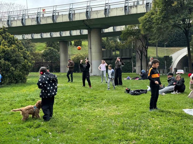 DEPREMİN ARDINDAN VATANDAŞLAR PARK VE BAHÇELERİ DOLDURDU
