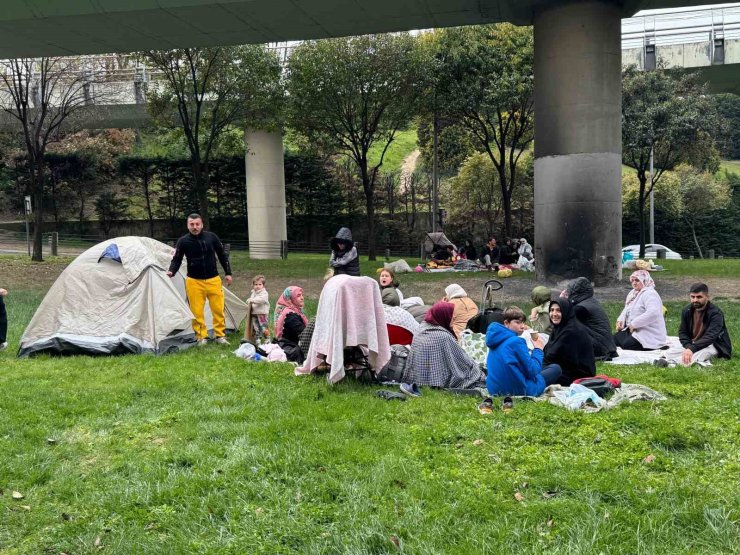 DEPREMİN ARDINDAN VATANDAŞLAR PARK VE BAHÇELERİ DOLDURDU