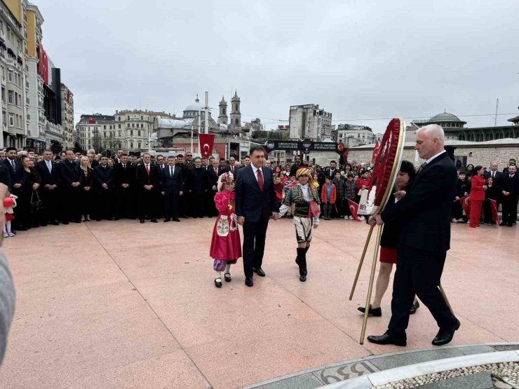 TAKSİM’DE 23 NİSAN COŞKUYLA KUTLANDI