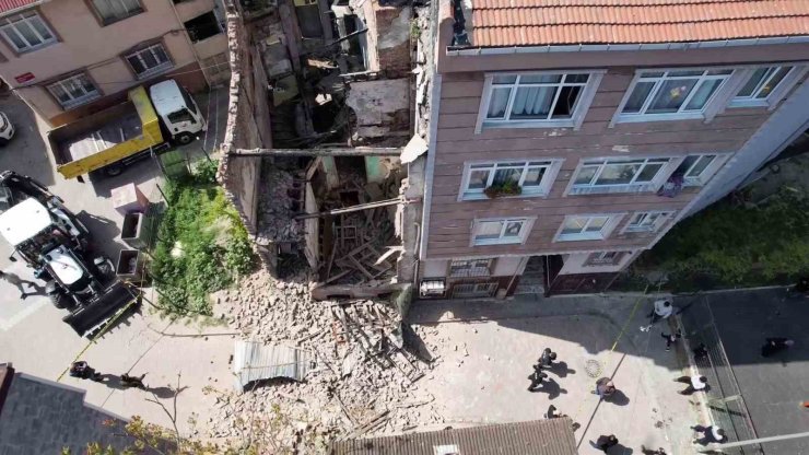 FATİH’TE DEPREMDE HASAR ALAN METRUK BİNA YIKILDI