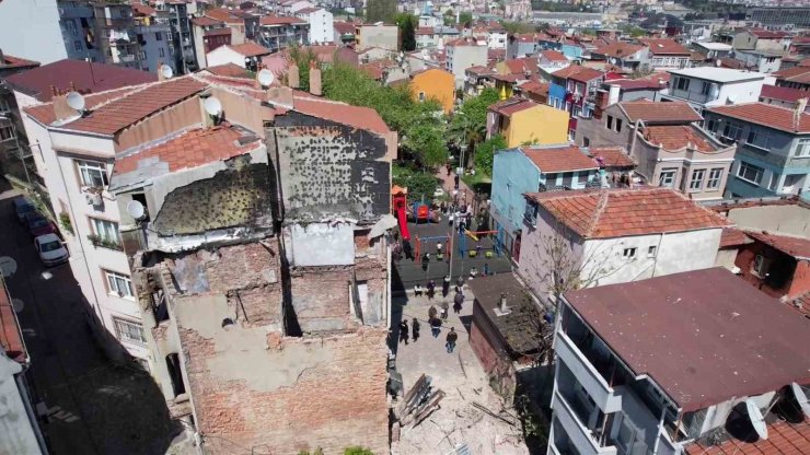 FATİH’TE DEPREMDE HASAR ALAN METRUK BİNA YIKILDI