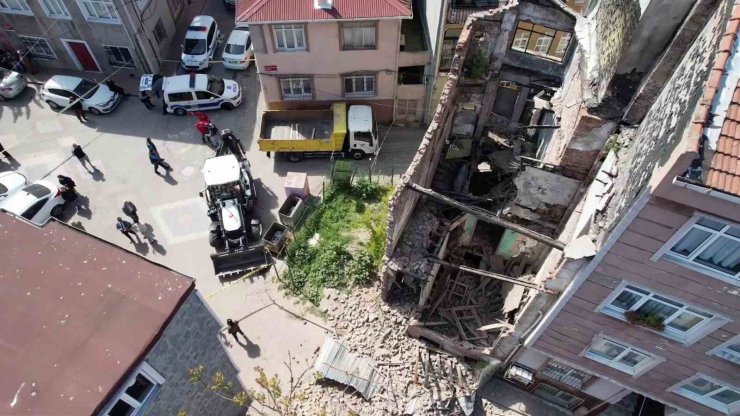 FATİH’TE DEPREMDE HASAR ALAN METRUK BİNA YIKILDI