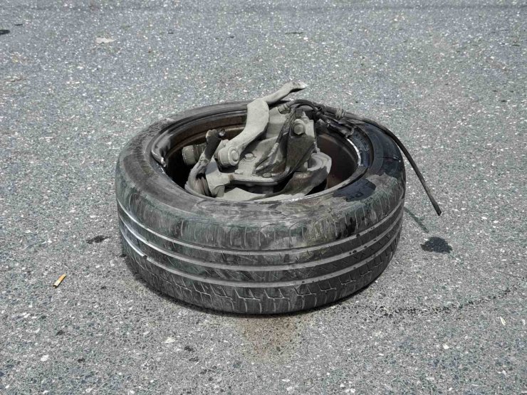 AVCILAR’DA EHLİYETSİZ GENCİN MAKAS KAZASI: 3 YARALI