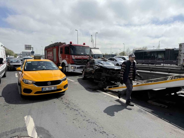 AVCILAR’DA EHLİYETSİZ GENCİN MAKAS KAZASI: 3 YARALI