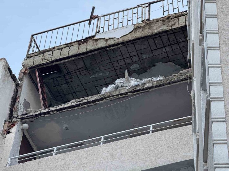 KUMBURGAZ’DA BİNA DUVARLARININ YIKILMA ANI KAMERADA