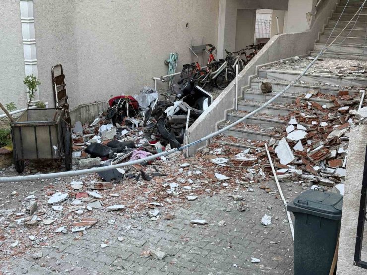 KUMBURGAZ’DA BİNA DUVARLARININ YIKILMA ANI KAMERADA