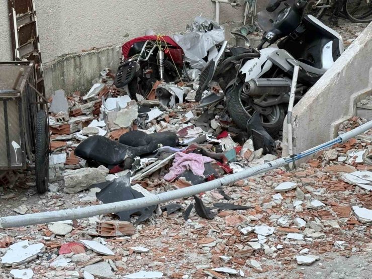 KUMBURGAZ’DA BİNA DUVARLARININ YIKILMA ANI KAMERADA