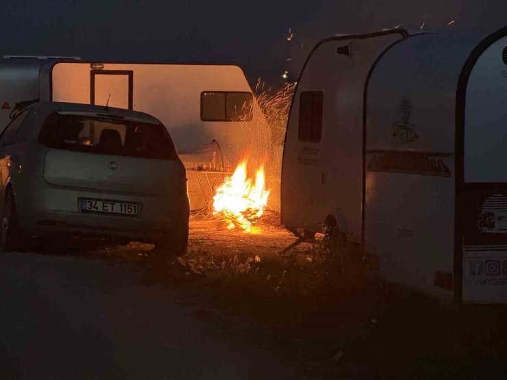 DEPREM SONRASI VATANDAŞLAR KARAVANDA VE PARKLARDA GECELİYOR