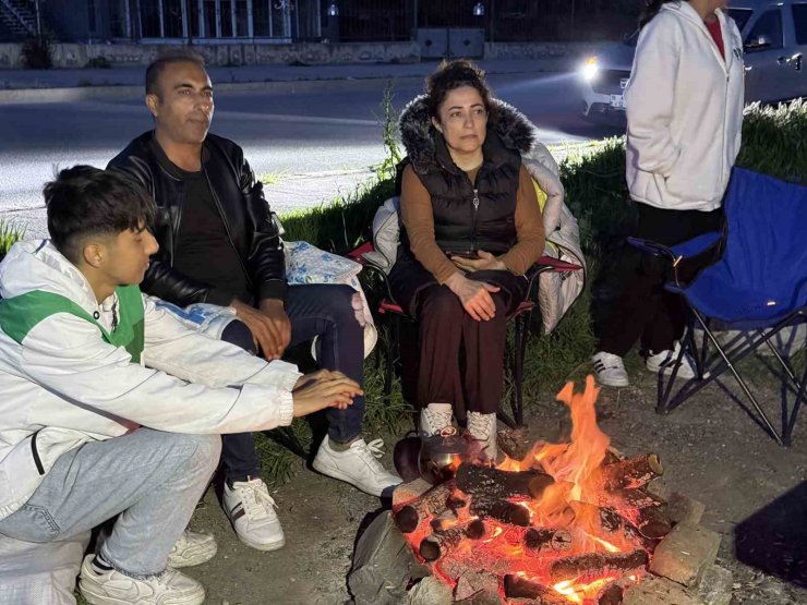 DEPREM SONRASI VATANDAŞLAR KARAVANDA VE PARKLARDA GECELİYOR