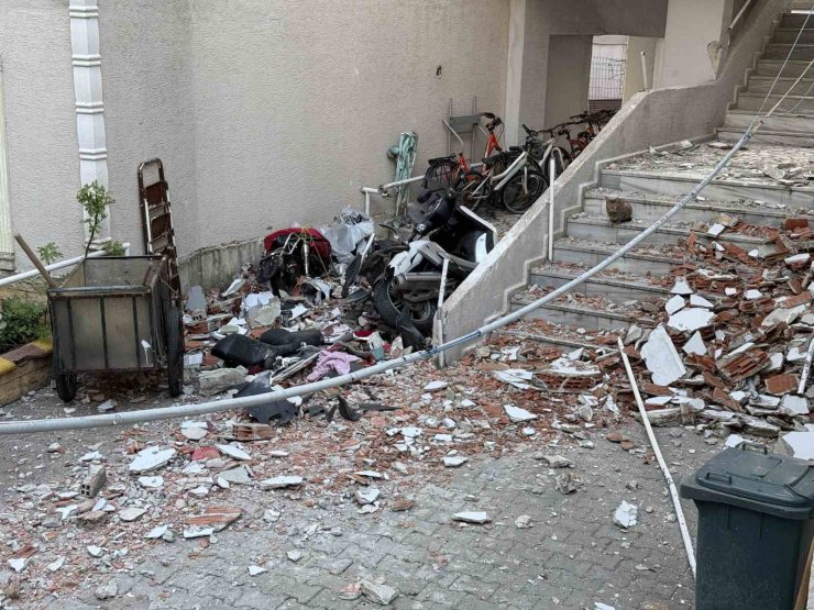 KUMBURGAZ’DA BİNA DUVARLARININ YIKILMA ANI KAMERADA