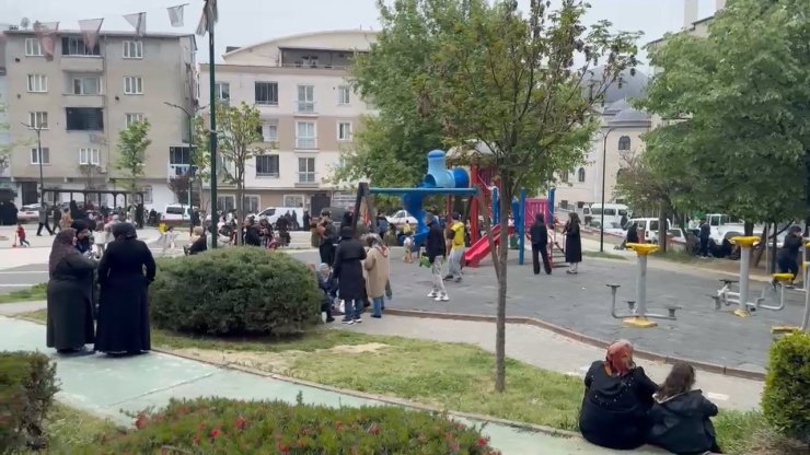 DEPREMDEN SONRA AKARYAKIT İSTASYONLARINDA KUYRUK OLUŞTU