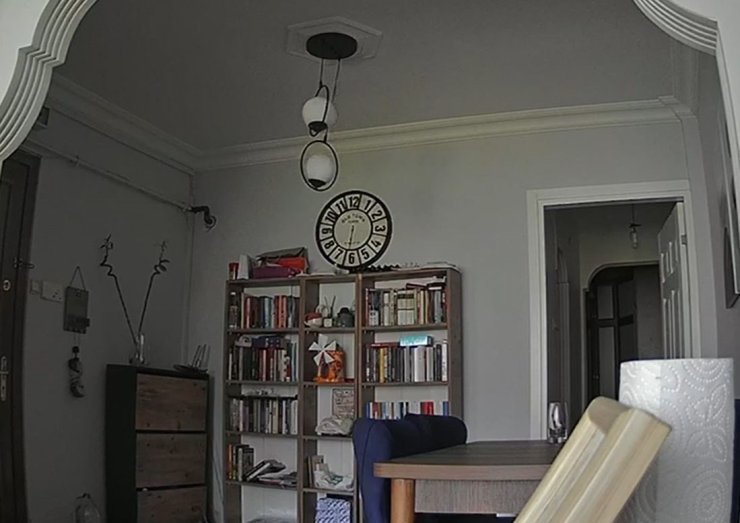 İSTANBUL’DA EVLERDE YAŞAN DEPREM ANI KAMERADA