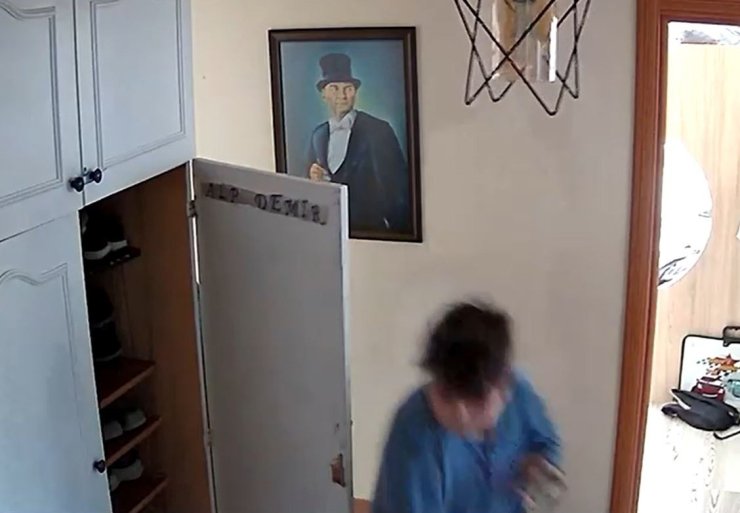 İSTANBUL’DA EVLERDE YAŞAN DEPREM ANI KAMERADA