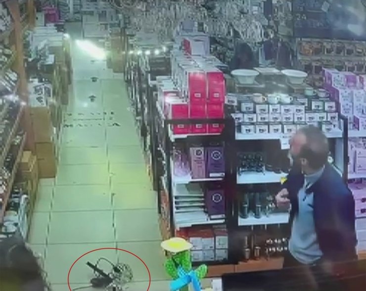 İSTANBUL’DAKİ 6.2’LİK DEPREM ANI GÜVENLİK KAMERALARINA YANSIDI