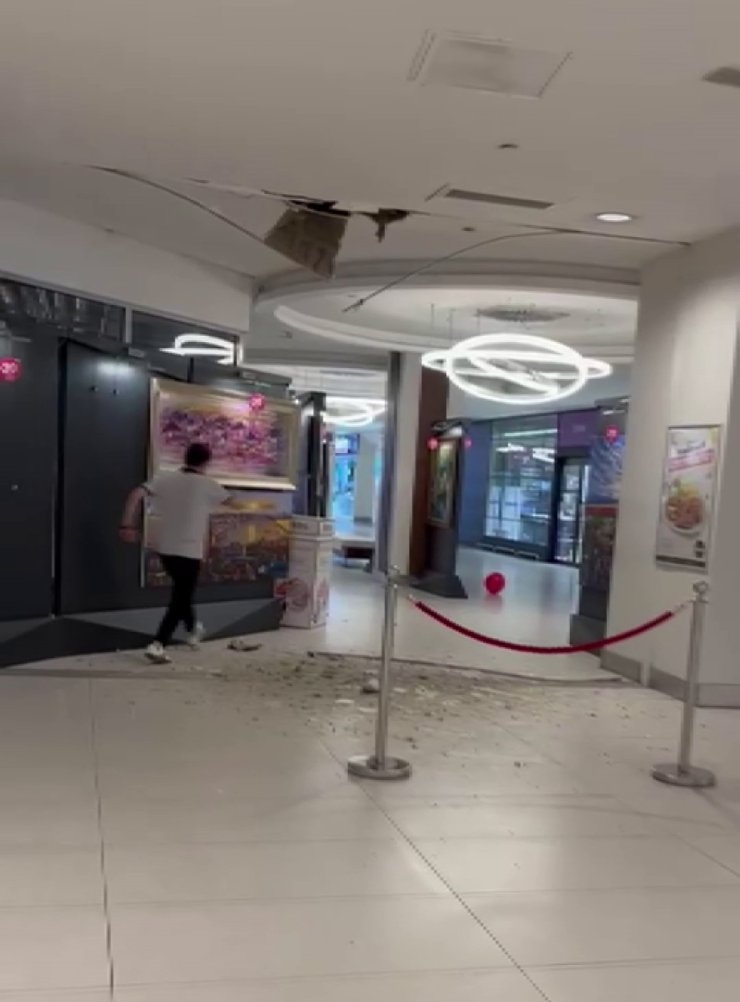 İSTANBUL’DAKİ 6.2’LİK DEPREM ANI GÜVENLİK KAMERALARINA YANSIDI