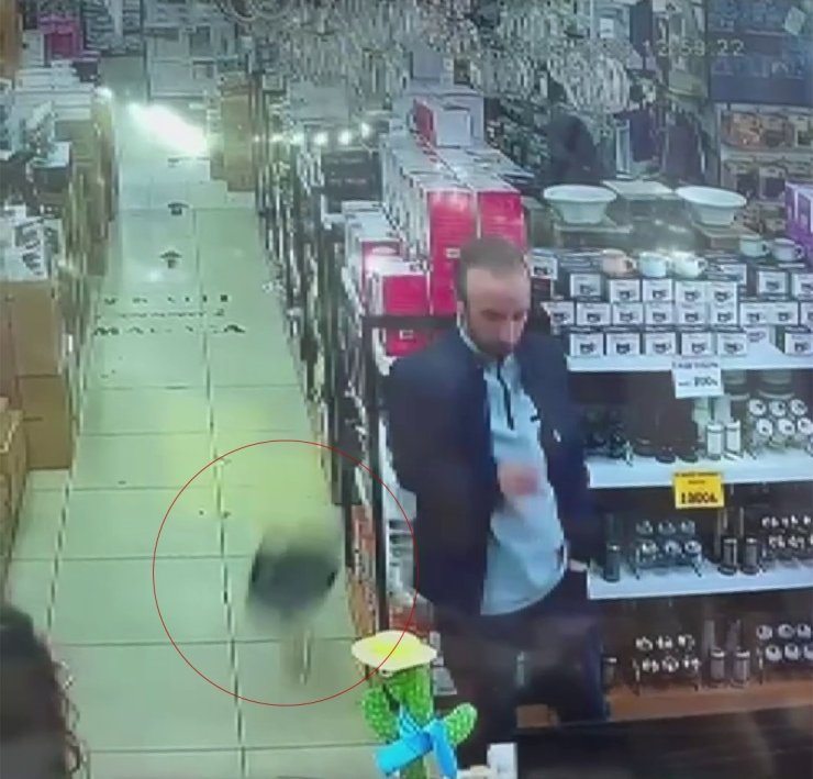 İSTANBUL’DAKİ 6.2’LİK DEPREM ANI GÜVENLİK KAMERALARINA YANSIDI