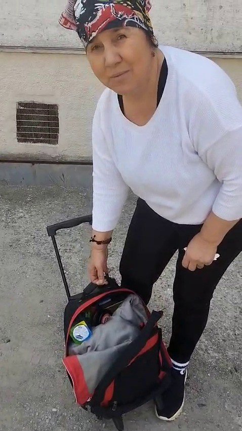 MALTEPE’DE DEPREM ANINDA DEPREM ÇANTASINI ALARAK DIŞARI ÇIKTI