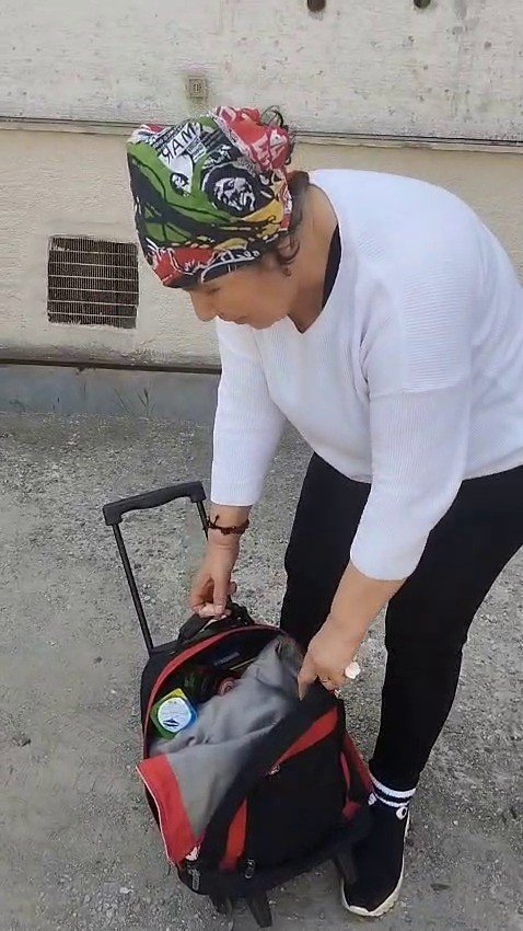 MALTEPE’DE DEPREM ANINDA DEPREM ÇANTASINI ALARAK DIŞARI ÇIKTI