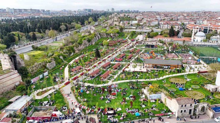 FATİH’TE DEPREMİN ARDINDAN GECE BOYUNCA PARK VE BAHÇELER AÇIK OLACAK