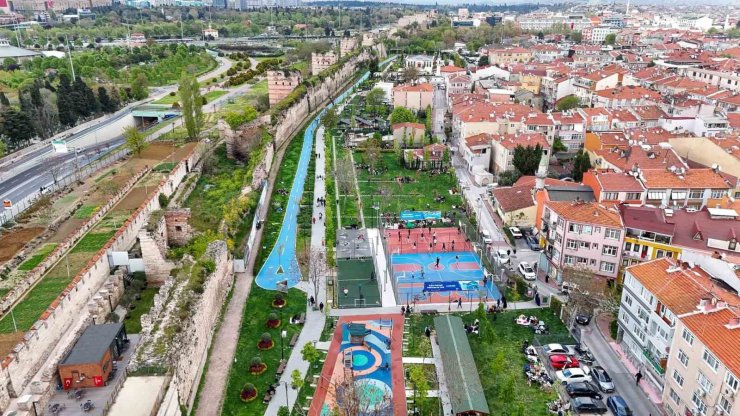 FATİH’TE DEPREMİN ARDINDAN GECE BOYUNCA PARK VE BAHÇELER AÇIK OLACAK