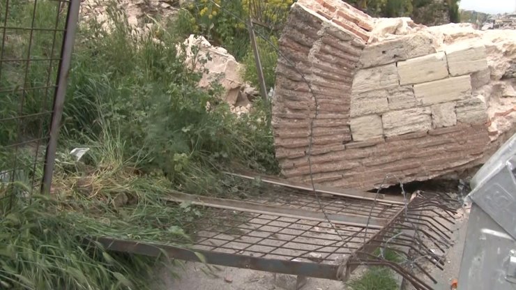 FATİH’TE DEPREM ESNASINDA SUR DUVARINDAN DEV PARÇA DÜŞTÜ: FACİADAN DÖNÜLDÜ