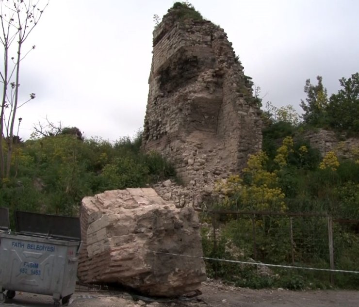 FATİH’TE DEPREM ESNASINDA SUR DUVARINDAN DEV PARÇA DÜŞTÜ: FACİADAN DÖNÜLDÜ