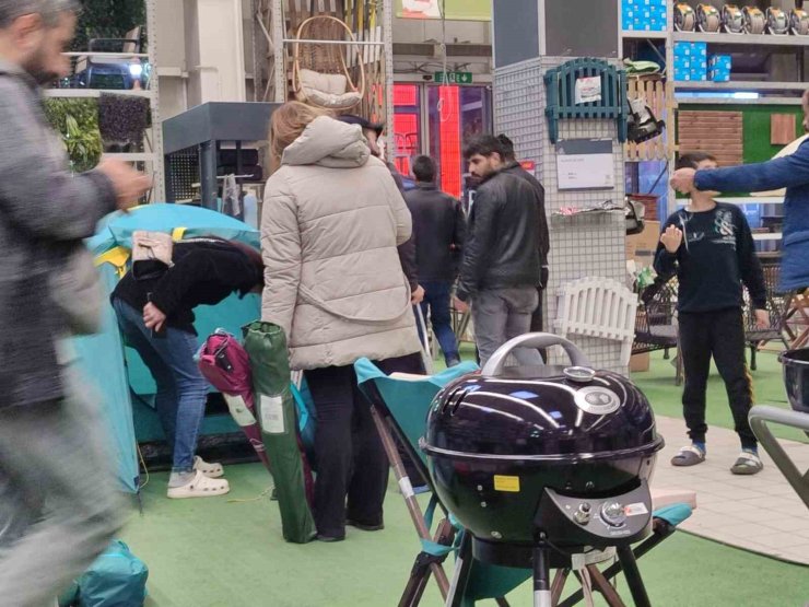 İSTANBUL’DA VATANDAŞLAR ÇADIR SATIŞ YERLERİNE AKIN ETTİ