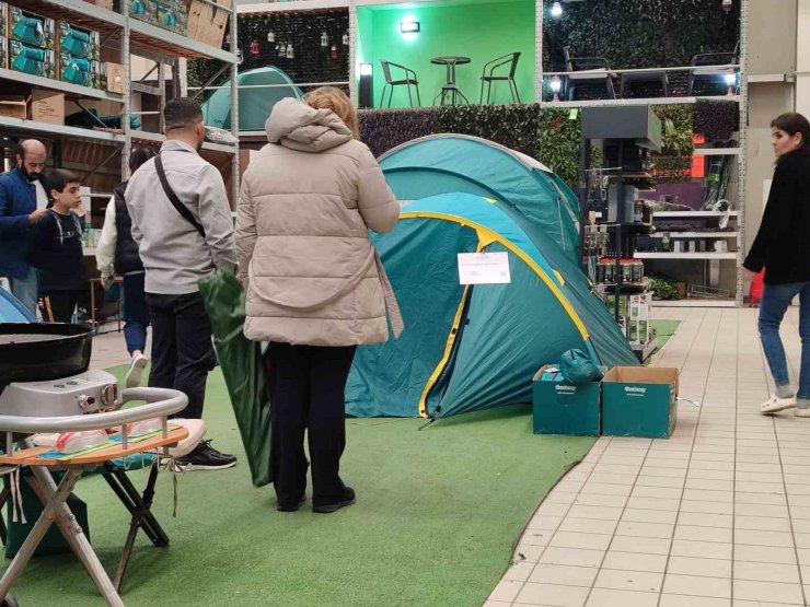 İSTANBUL’DA VATANDAŞLAR ÇADIR SATIŞ YERLERİNE AKIN ETTİ