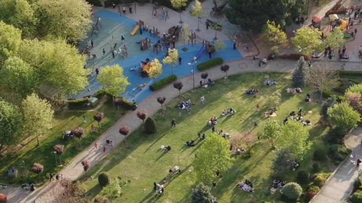 İSTANBULLULAR DEPREM SONRASI PARKLARA AKIN ETTİ