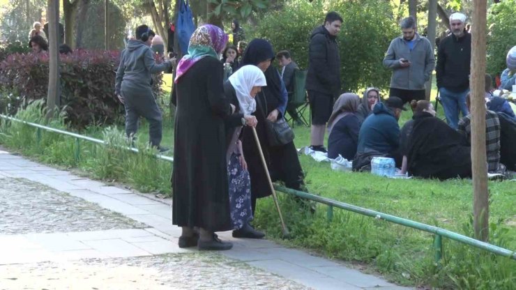 İSTANBULLULAR DEPREM SONRASI PARKLARA AKIN ETTİ