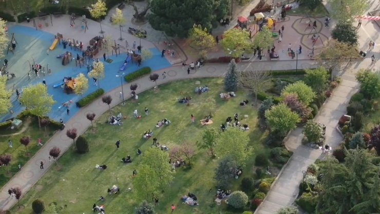 İSTANBULLULAR DEPREM SONRASI PARKLARA AKIN ETTİ