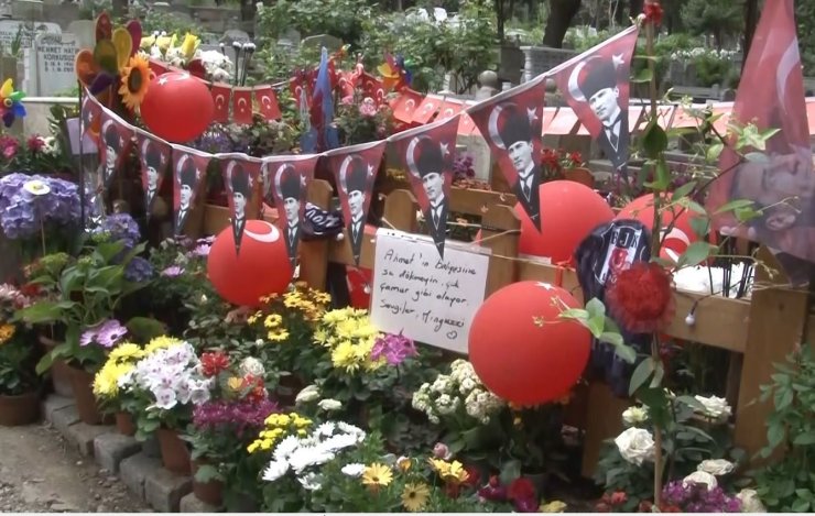 İTALYAN ŞEFİN OĞLU MATTİA AHMET MİNGUZZİ’NİN DOĞUM GÜNÜNDE MEZARINA ZİYARET