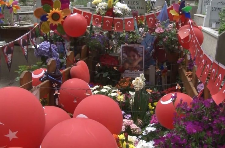 İTALYAN ŞEFİN OĞLU MATTİA AHMET MİNGUZZİ’NİN DOĞUM GÜNÜNDE MEZARINA ZİYARET