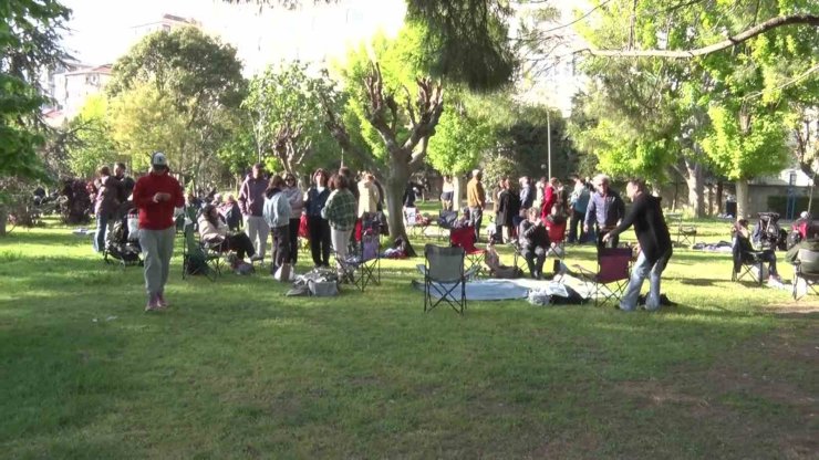 İSTANBULLULAR DEPREM SONRASI PARKLARA AKIN ETTİ