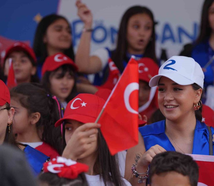 RÖNESANS GÖNÜLLÜLERİ 23 NİSAN’I DEPREM BÖLGESİNDEKİ ÇOCUKLAR İLE KUTLADI