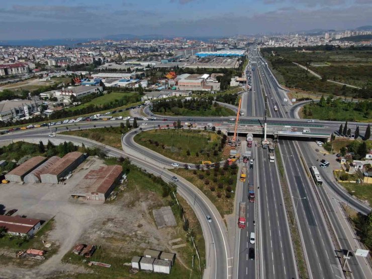 TUZLA’DA 3 GÜNDÜR KÖPRÜ ALTINDA SIKIŞAN TIRI KURTARMA OPERASYONU