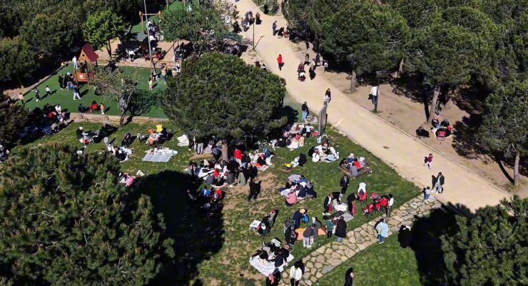 DEPREMİN ARDINDAN VATANDAŞLAR PENDİK KORUSU’NA AKIN ETTİ