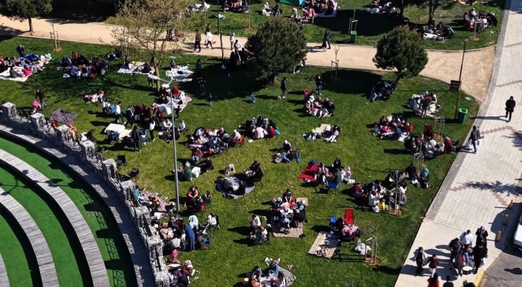 DEPREMİN ARDINDAN VATANDAŞLAR PENDİK KORUSU’NA AKIN ETTİ