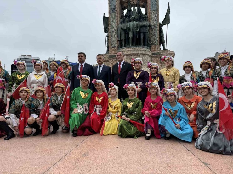 TAKSİM’DE 23 NİSAN COŞKUYLA KUTLANDI