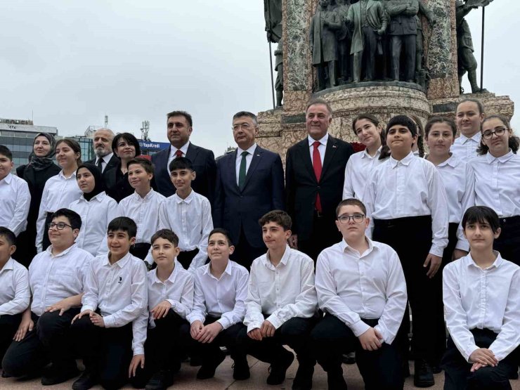 TAKSİM’DE 23 NİSAN COŞKUYLA KUTLANDI