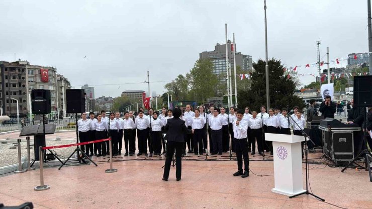 TAKSİM’DE 23 NİSAN COŞKUYLA KUTLANDI