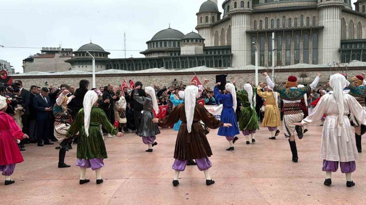 TAKSİM’DE 23 NİSAN COŞKUYLA KUTLANDI